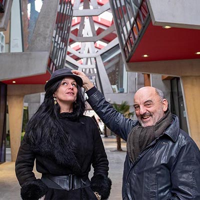 Les architectes urbanistes Solen Jaouen et Pierrick Beillevaire de l’agence In Situ AC&V dans le grand hall de la halle de la Madeleine à Nantes